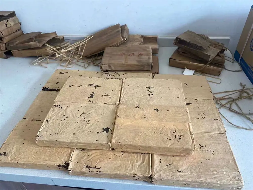 乐山回收中茶普洱茶2004年生茶熟茶